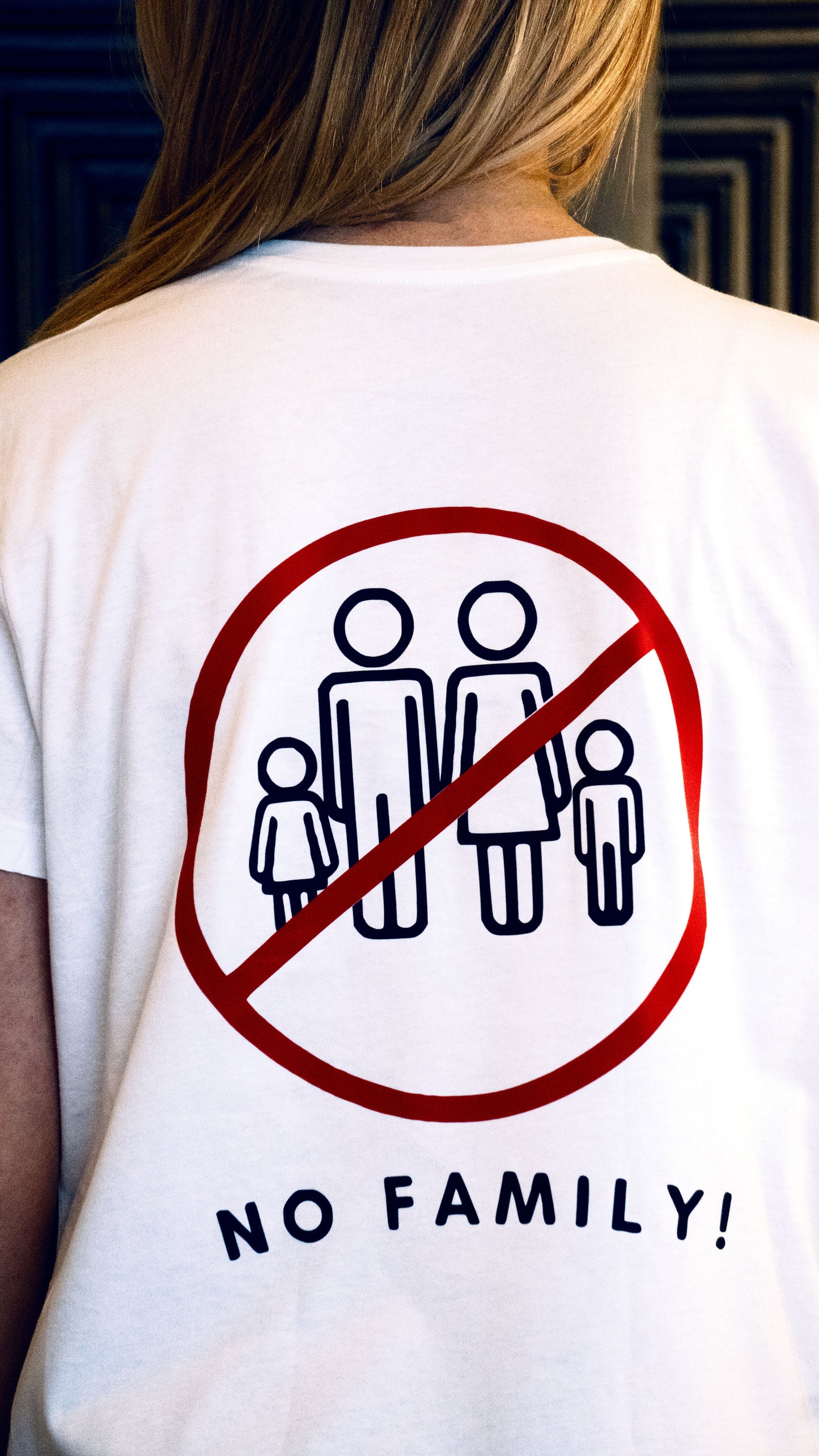 T-Shirt - No Family